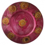 Prato para bolo em porcelana com pintura artesanal em tema floral na tonalidade rosa . Medida: Diâmetro 35cm.
