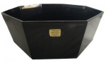 ARCO ROC - Centro de mesa em vidro francês na tonalidade preta em formato oitavado. Medidas: Altura 12cm e Diâmetro 25cm.