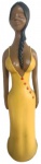 Linda escultura em cerâmica e argila, pintada artesanalmente representando uma mulher. Medidas: 65 cm de altura e 20 cm de diâmetro.