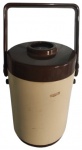 Cooler térmico vintage para garrafa na tonalidade marrom. Medidas: 23 cm de altura e 16 cm de diâmetro.