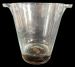 Balde de gelo em grosso vidro com detalhes na parte de baixo na tonalidade âmbar. Medidas 16 de altura e 14 cm de diâmetro.