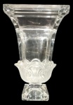 MOSER - Floreiro em cristal com detalhe em alto relevo fosco. Obs um bicado na lateral  Medidas: 25 cm de altura, 15 cm de largura e 15 cm de comprimento.