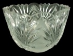 Vaso em cristal com lapidação em baixo relevo. Medidas: 10 cm de altura e 14 cm de diâmetro.