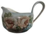 Molheira em porcelana pintada artesanalmente em tema floral. Observação: Necessita restauro no pegador. Medidas: 8 cm de altura, 12 cm de largura e 16 cm de comprimento.