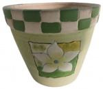 Vaso em cerâmica pintado artesanalmente em tema floral na tonalidade verde. Medidas: 12 cm de altura e 12 cm de diâmetro.
