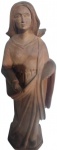JOBSON 83 - Arte sacra - Escultura em uma única base de madeira, esculpida artesanalmente representando uma santa. Medidas: 40 cm de altura, 9 cm de largura e 14 cm de comprimento.