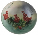 Prato em porcelana pintado artesanalmente em tema de cacho de uva. Medidas: 5 cm de altura e 20 cm de diâmetro.