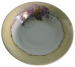 Saladeira em porcelana pintada artesanalmente em tema floral. Medidas: 7 cm de altura e 21 cm de diâmetro.