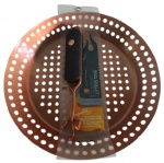 Assadeira para churrasco da marca Outset com revestimento antiaderente em tom de cobre e cabo removível, peça sem uso. Medidas: 5 cm de altura e 32 cm de diâmetro.