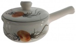 Panelinha em porcelana pintada artesanalmente em tema de vegetais. Medidas: 12 cm de altura, 16 cm de largura e 21 cm de comprimento.
