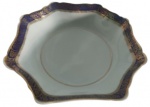 REAL - Saladeira em formato oitavado em porcelana branca, pintado artesanalmente com guirlandas na tonalidade dourado e fundo azul. Observação: Mínimo bicado na borda. Medidas: 7 cm de altura e 27 cm de diâmetro.