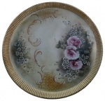 Grande prato em porcelana pintado artesanalmente em tema floral com bordas douradas. Medida: 33 cm de diâmetro.