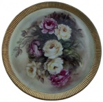 Grande prato em porcelana pintado artesanalmente em tema floral com bordas douradas. Medida: 33 cm de diâmetro.