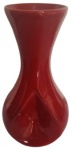 Vaso decorativo em porcelana na tonalidade vermelha. Medidas: 30 cm de altura e 15 cm de diâmetro.