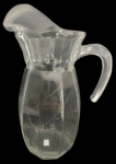 Jarra em vidro trabalhado. Medidas: 30 cm de altura e 12 cm de diâmetro.