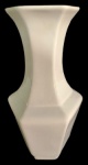 Floreiro em porcelana branca em formato sextavado. Medidas: 38 cm de altura e 20 cm de diâmetro.