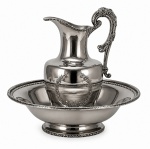 Art Nouveau - Magnífico gomil em metal espessurado a prata com trabalho artesanal. (Obs. alguns desgastes no banho de prata). Medida da  Jarra 40 cm altura x 24 cm largura e da bacia 13 cm  altura x 45 cm diâmetro.