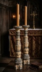 Par de castiçais de altar em madeira nobre medida 60 cm altura