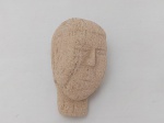 Ex voto esculpido em pedra apicoada ex-voto (também conhecido popularmente como "milagre" ou peça de "promessa"). Trata-se de uma escultura votiva tradicionalmente oferecida em santuários como forma de agradecimento por uma graça alcançada  medidas 15 x 10 cm