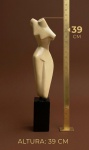 Escultura art deco representando um torso feminino em polímero 39 cm com a base