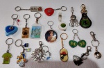 LOTE COM 16 CHAVEIROS ANTIGOS