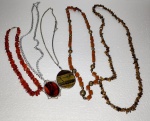 LOTE COM 5 COLARES ANTIGOS  - SENDO 2 COM PINGENTE MEDALHÃO