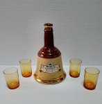 GARRAFA BELL'S - PORCELANA - VAZIA  - ACOMPANHA 4 COPOS PEQUENOS  - (UM COM PEQUENO BICADO)