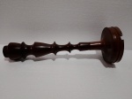ANTIGO SUPORTE COM CINZEIRO DE MADEIRA NOBRE (MACIÇA) - MEDINDO 43 CM