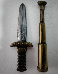 LOTE COM 2 PEÇAS - ADAGA E LUNETA - MAIOR MEDINDO 24 CM - PLÁSTICO DURO