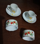 LOTE COM 2 XÍCARAS  2 PIRES PEQUENOS - 2 PORTA GUARDANAPOS - TODOS EM PORCELANA ANTIGA