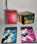 LOTE COM 2 DVDS  - 1 ESTOJO PARA DIVERSOS CDS - 11 CDS DE MUSICAS DIVERSAS - MARCAS DE USO - NO ESTADO