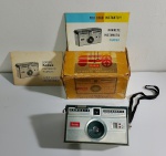RARÍSSIMA MÁQUINA FOTOGRÁFICA KODAK HAWKEYE INSTAMATIC - MADE IN U.S.A. - ACOMPANHA CAIXA E MANUAL ORIGINAIS  - NÃO TESTADA - NO ESTADO
