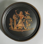 PRATO EGÍPICIO - METAL TRABALHADO - MADE IN EGITO - MEDINDO 17 CM - DESCRIÇÃO DO FUNDO (EGYTIAN HANDICRAFGT - ONNIG OF CAIRO ONNIG ALIXANIAN - EGYPTIAN MUSEU PO BOX 1558 CAIRO EGYPT)