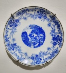 ANTIGO PRATO DE PORCELANA - RICO EM DETALHES - FILETE PRATEADO - ACOMPANHA SUPORTE DE PAREDE - MEDINDO 15 CM