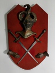 ANTIGO BRASÃO DE PAREDE - MEDINDO 44 X 26 CM - MADEIRA REVESTIDA EM CAMURÇA - APRESENTANDO PAR DE ESPADAS - PAR DE LUVAS E ARMADURA SUPERIOR TODOS EM METAIS NOBRES ESTILO EUROPEU