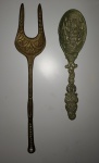 LOTE COM 2 TALHERES ANTIGOS PARA DECORAÇÃO - TODO EM METAL TRABALHADO - MAIOR  MEDINDO 26 CM