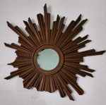 ANTIGO ESPELHO DÉCADA DE 60/70  - MEDIDA TOTAL EXTERNA 43 X 43 CM - MOLDURA DE RESINA ESTILO MADEIRA -  NO ESTADO