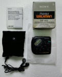 SONY - WALKMAN -  MODELO SRF-M32 - FM/AM - (RARIDADE)  - MANUAL - FONE DE OUVIDO E ESTOJO EM VELUDO - NÃO TESTADO