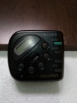 SONY - WALKMAN -  MODELO SRF-M32 - FM/AM - (RARIDADE)  - ACOMPANHA CAIXA - MANUAL - FONE DE OUVIDO E ESTOJO EM VELUDO - NÃO TESTADO