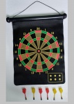 JOGO DE DARDO DUPLA FACE - ACOMPANHA 6 DARDOS - MEDINDO 46 X 41 CM - MARCAS DO TEMPO -