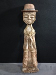 ANTIGA ESCULTURA DE CERÂMICA ESMALTADA  - ASSINATURA NÃO IDENTIFICADA - (MARIA BONITA) - MEDINDO 54 X 14 CM
