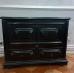 BUFFET DE MADEIRA - COM PORTA HORIZONTAL -  2 GAVETAS COM PUXADORES EM BRONZE - ACOMPANHA CHAVE - MEDINDO 106 X 84 X 43 CM - PARA RETIRAR NO LOCAL - MARCAS DO TEMPO