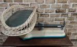 ANTIGA BALANÇA PEDIÁTRICA - ATÉ 15 KG - ACOMPANHA CESTO ORIGINAL DE ÉPOCA - ÓTIMO ESTADO  - MEDINDO 57 X 57 X 32 CM