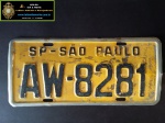 ANTIGA PLACA DE AUTOMÓVEL - (PERTENCEU A UMA PERUA DKW  1967) - MEDINDO 35,5 X 16,5 CM - MARCAS DO TEMPO