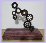 EDSON DUTRA - ESCULTURA DE AÇO Nº 01/01 - ENGRENAGENS - ASSINADA NA BASE - MEDINDO 29 ALT. X 11 L. X 32 CM C/ A BASE - (Acompanha Certificado de Autenticidade do Ateliê do Artista)