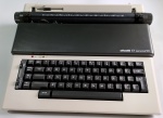 MÁQUINA DE ESCREVER ELETRÔNICA  OLIVETTI - MODELO ET - PERSONAL 50  - COM TAMPA  - NÃO TESTADO - MEDIDO 37 X 33 CM - COM ALÇA