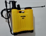PULVERIZADOR VONDER - MODELO AGRÍCOLA - PRESSÃO: 4 BAR - COM ALAVANCA LATERAL PARA BOMBEAMENTO MANUAL PODENDO USAR LADO DIREITO OU ESQUERDO -  CAPACIDADE 20 LITROS -  MEDINDO 55 X 37 X 17 CM - NÃO TESTADO - NO ESTADO