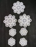 CONJUNTO COM 7 TOALHINHAS ARTESANAL EM CROCHÊ - 3 PEÇAS MEDINDO 22 X 22 CM - 4 PEÇAS MEDINDO 13 X 13 CM