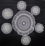CONJUNTO COM 7 PEÇAS - 1 CENTRO DE MESA, MEDINDO 50 CM - 4 PEÇAS MEDINDO 21 CM - 2 MEDINDO 23 CM - TODAS AS PEÇAS FEITA ARTESANALMENTE EM CROCHÊ COM LINHA FINA