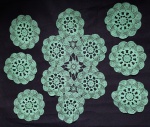 CONJUNTO COM 7 TOALHINHAS ARTESANAL EM CROCHÊ COM LINHA FINA - 6 PEÇAS MEDINDO 20 X 20 CM - 1 PEÇAS MEDINDO 70 X 40 CM